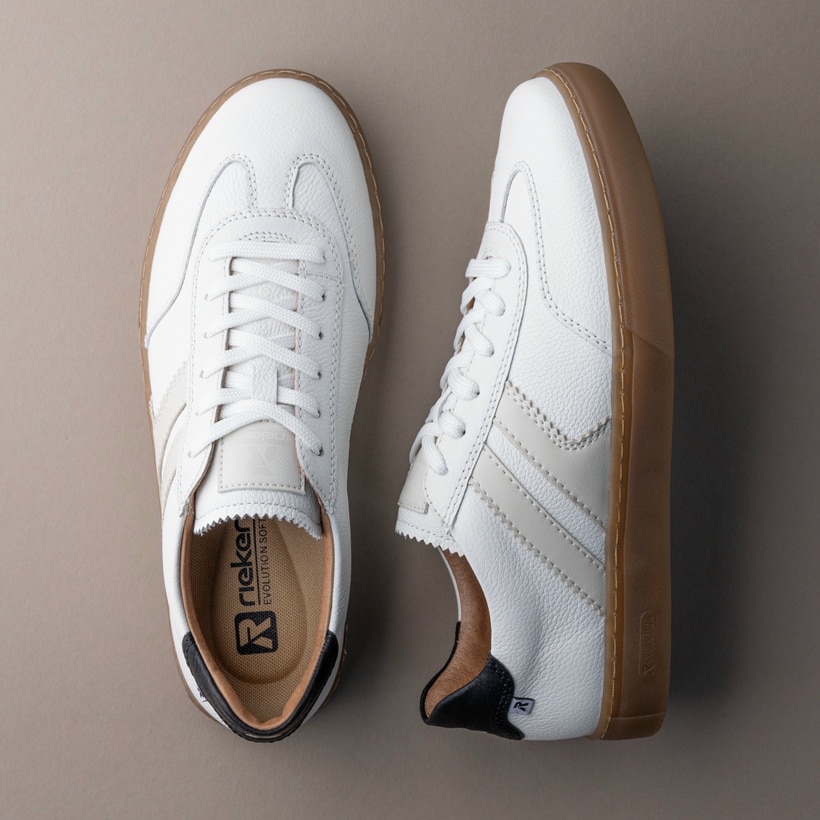 Weiße Rieker Herren Sneaker Low U0705-80 mit TR-Sohle mit weichem EVA-Inlet. Schuh Außenseite gespiegelt.