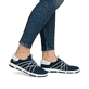 Blaue Rieker Damen Slipper 42450-14 mit einem Gummizug sowie der Extraweite H. Schuh am Fuß.