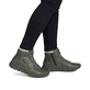Dunkelgrüne Rieker Damen Schnürstiefel 57501-54 mit modernen Ziernähten. Schuh am Fuß.
