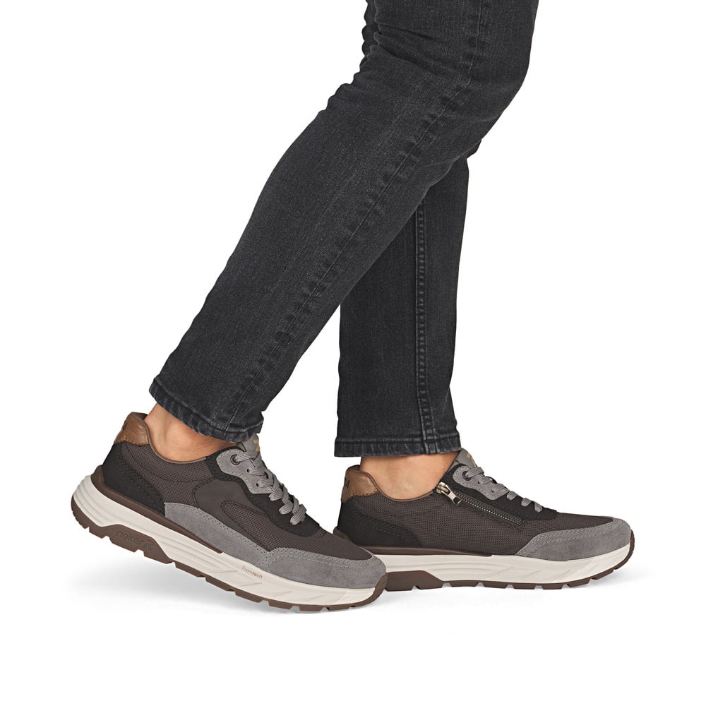 Baskets basses Rieker marron pour homme 06100-25 avec fermeture éclair. Chaussure au pied.