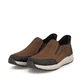 Braune Rieker Herren Slipper 11551-22 aus Rauleder. Schuhpaar seitlich schräg.