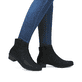 Nachtschwarze Rieker Damen Stiefeletten Y0762-00 mit einem Reißverschluss. Schuh am Fuß.