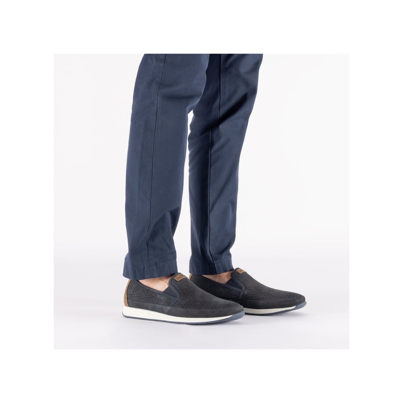 Blaue Rieker Herren Slipper 11955-14 aus Glattleder mit einem Gummizug. Schuh am Fuß.