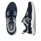 Blaue Rieker Herren Sneaker Low U1305-14 mit Schnürung sowie abgesetztem Logo. Schuh von oben, liegend.