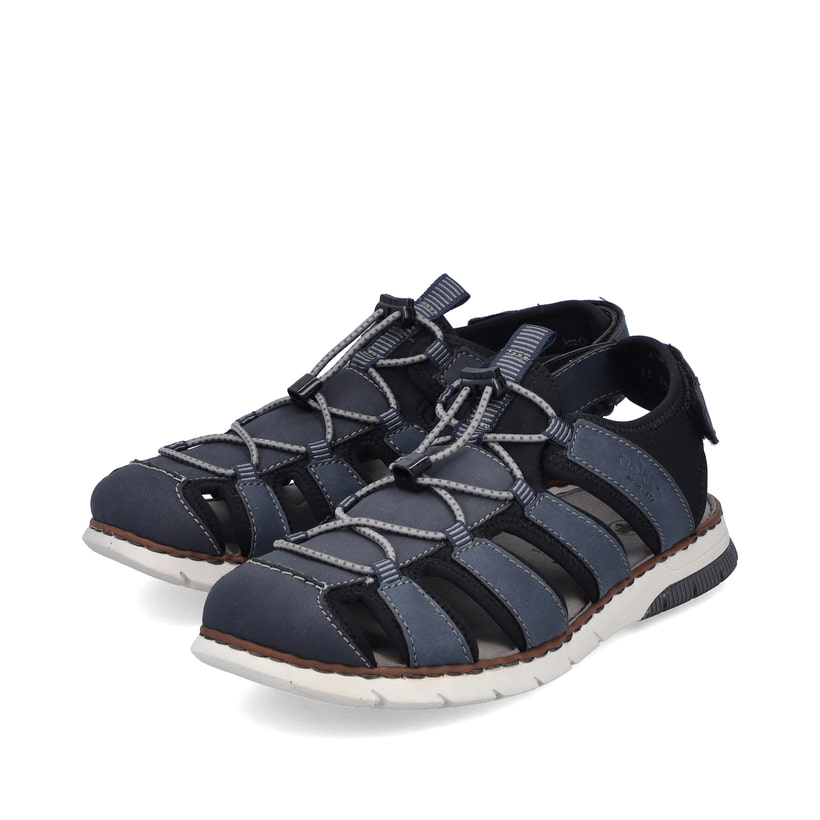 Stahlblaue Rieker Herren Trekkingsandalen 25246-14 mit einem Klettverschluss. Schuhpaar seitlich schräg.