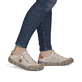 Beige Rieker Damen Slipper L0355-61 aus Glattleder mit eleganten Zierlochungen. Schuh am Fuß.
