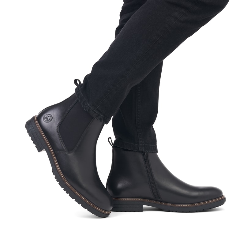 Stahlschwarze Rieker Herren Chelsea Boots 33180-00 mit einem Reißverschluss. Schuh am Fuß.