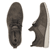 Braune Rieker Herren Slipper 11351-25 mit Gummizug sowie der Komfortweite G 1/2. Schuh von oben, liegend.