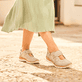 Mehrfarbige Rieker Ballerinas N4258-90 mit einem Klettverschluss. Schuhe am Model.