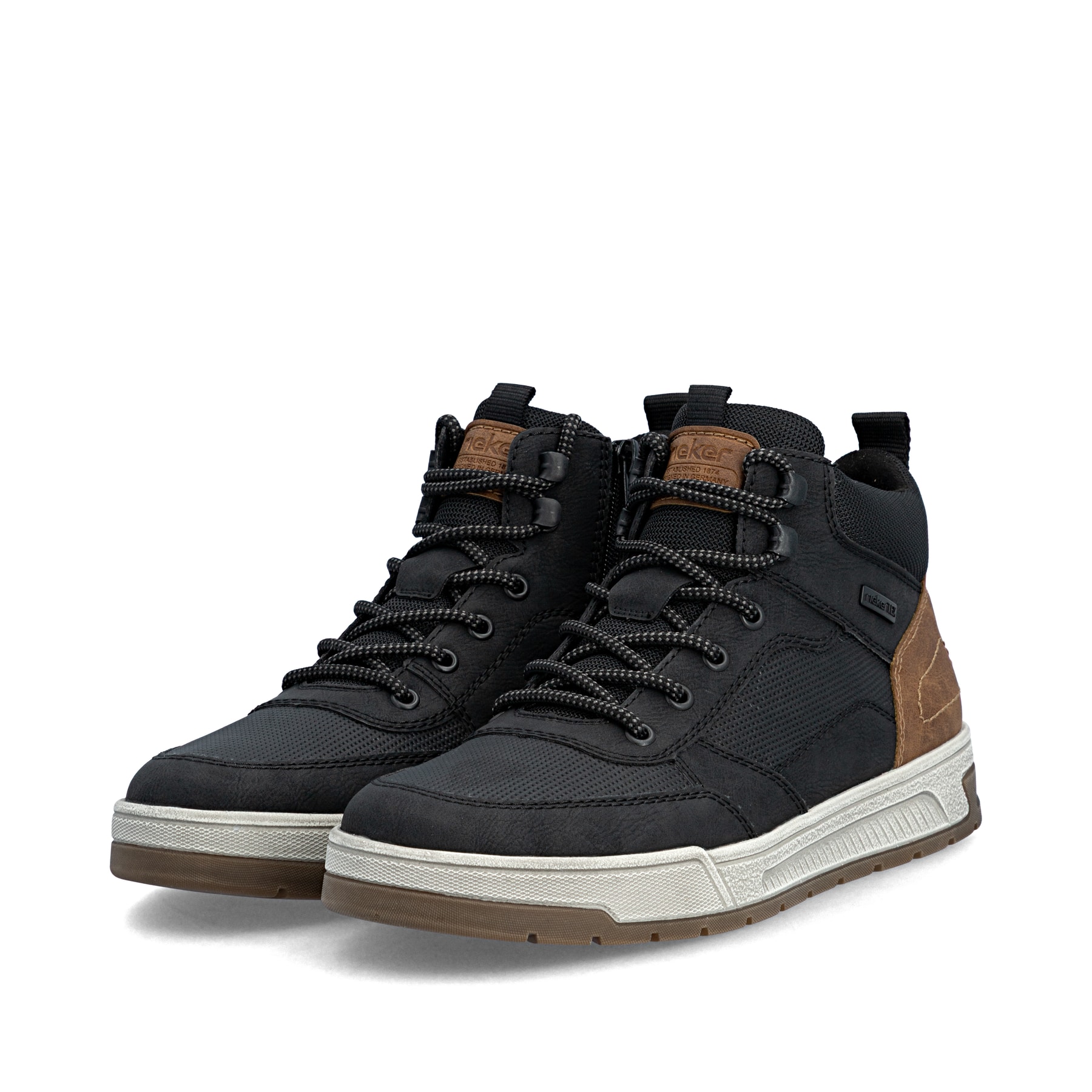 Schwarz-braune Rieker Herren Sneaker High 36020-00 mit einem Reißverschluss. Schuhpaar seitlich schräg.