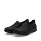 Schwarze Rieker Damen Slipper 48964-00 mit einem Gummizug sowie der Extraweite H. Schuhpaar seitlich schräg.