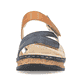 Schieferblaue Rieker Keilsandaletten 62967-14 mit einem Klettverschluss. Schuh von vorne.