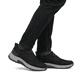 Tiefschwarze Rieker Herren Slipper 11050-00 mit praktischer Slip-in Funktion. Schuh am Fuß.