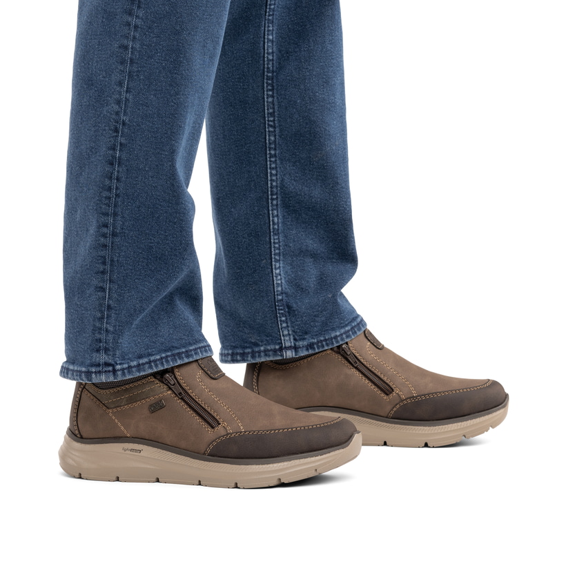 Braune Rieker Herren Kurzstiefel B1852-24 mit wasserabweisender TEX-Membran. Schuh am Fuß.