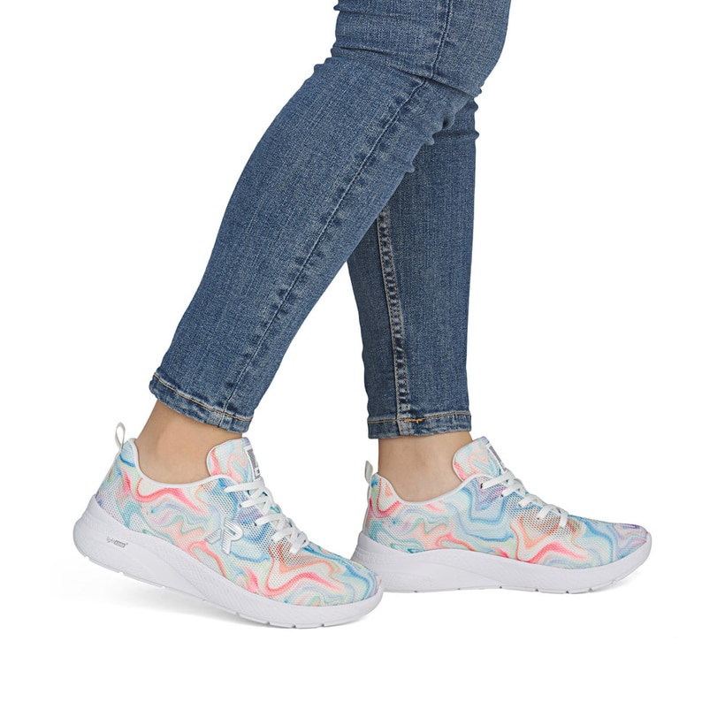 Fehler zu lang: Mehrfarbige vegane Rieker Damen Schnürschuhe M8500-90 mit herausnehmbarer Einlegesohle. Schuh am Fuß.