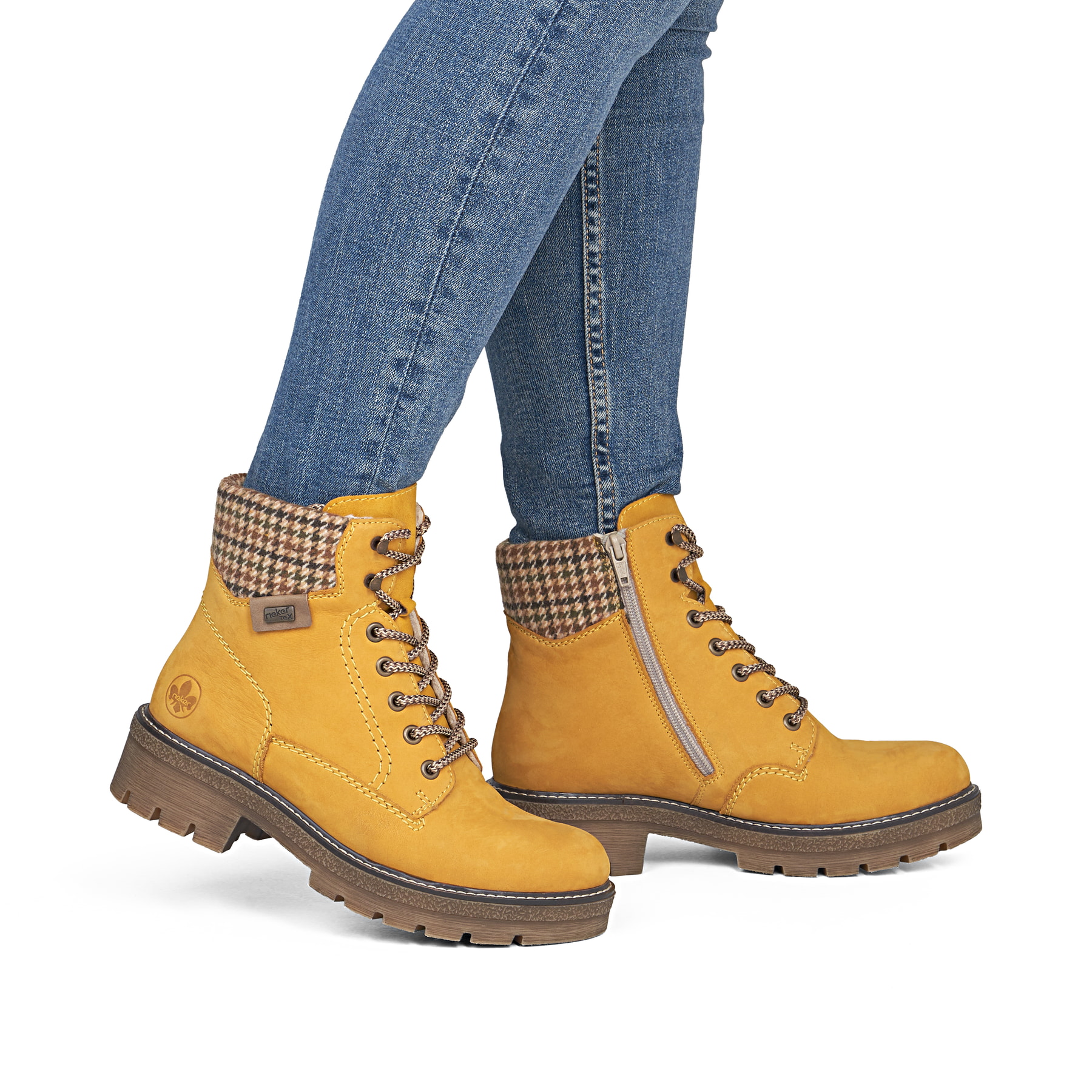 Ockerfarbene Rieker Damen Schnürstiefel Y8130-68 aus Rauleder. Schuh am Fuß.