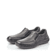 Schwarze Rieker Herren Slipper 03064-01 mit einem Gummizug sowie Extraweite H. Schuhpaar seitlich schräg.