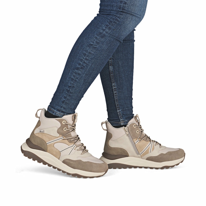 Beige Rieker Damen Sneaker High W2570-60 mit wasserabweisender RiekerTEX-Membran. Schuh am Fuß.