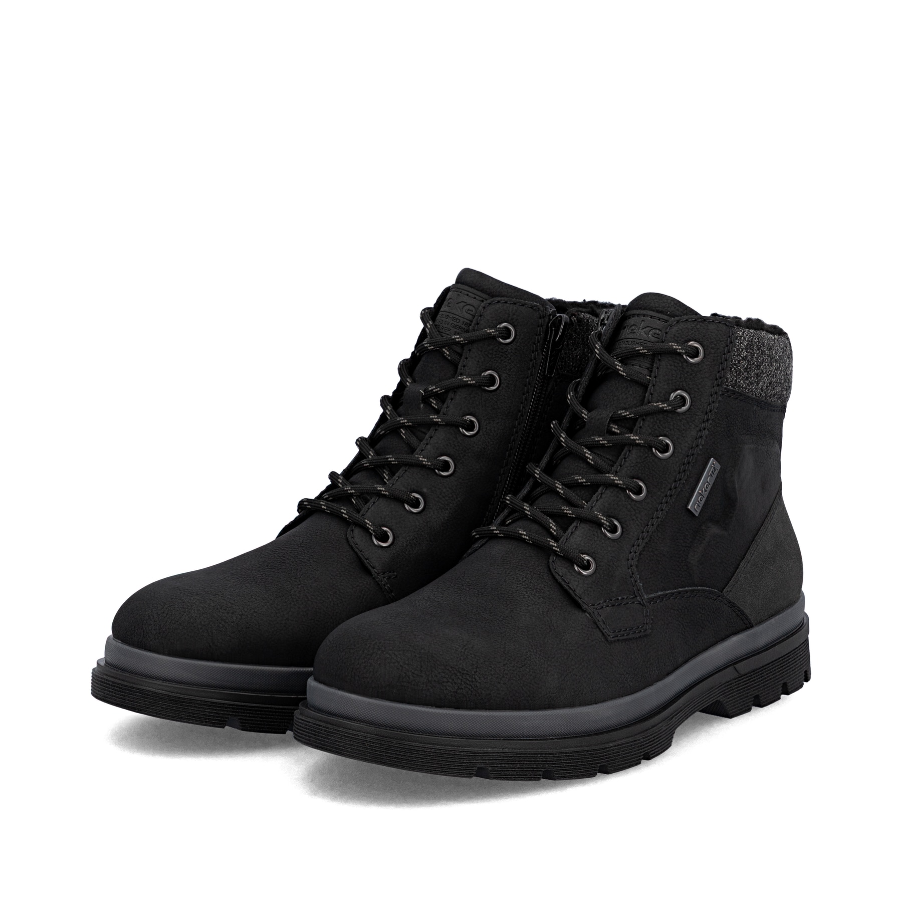 Schwarze Rieker Herren Schnürstiefel F7010-00 mit wasserabweisender TEX-Membran. Schuhpaar seitlich schräg.