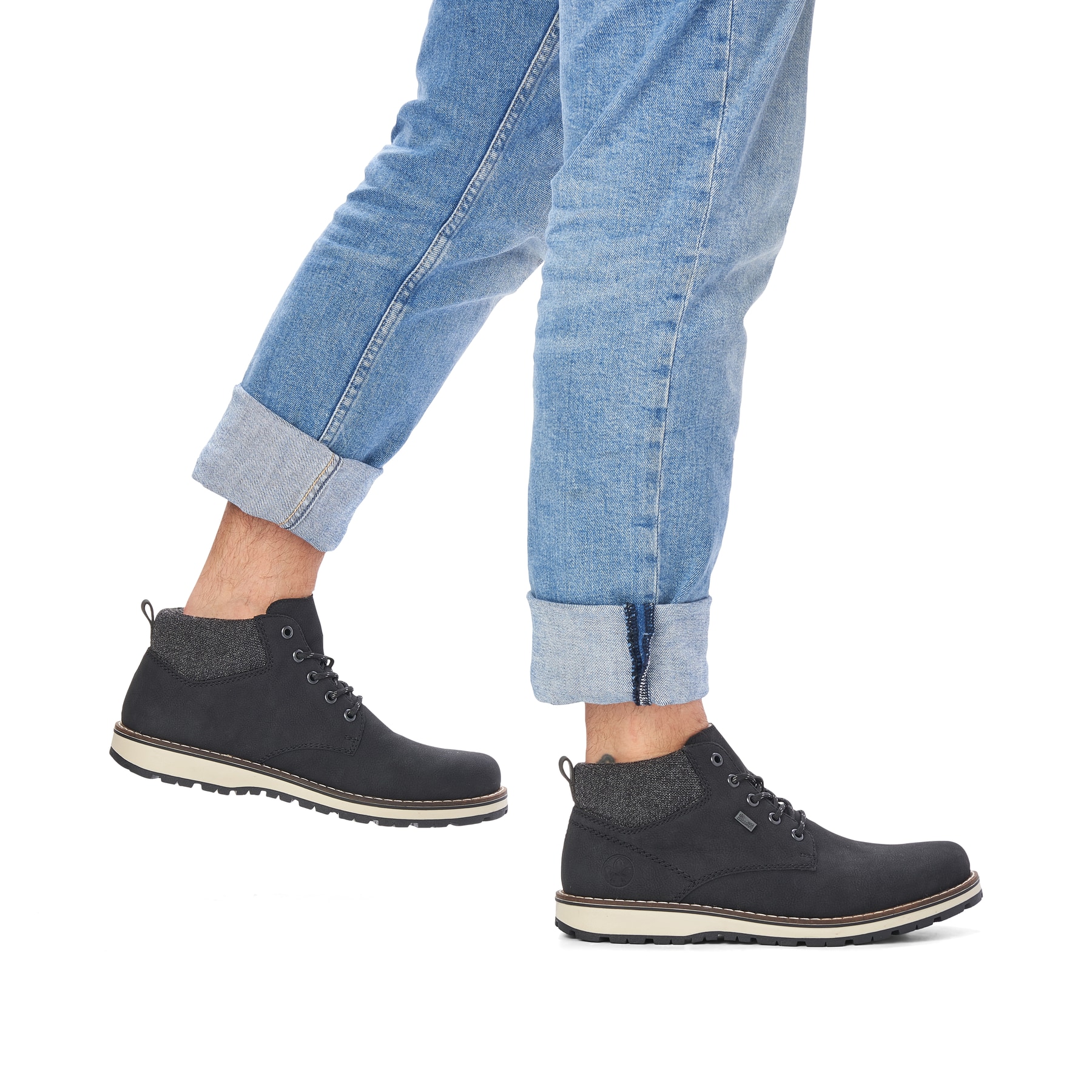 Urbanschwarze Rieker Herren Schnürstiefel 38419-00 mit einer robusten Profilsohle. Schuh am Fuß