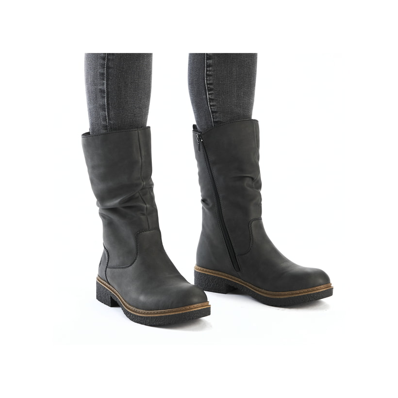 
Sandbeige Rieker Damen Chelsea Boots Z4994-60 mit einer schockabsorbierenden Sohle. Schuh seitlich schräg