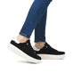 Weiße Rieker Damen Sneaker Low W1202-82 mit ultra leichter und flexibler Sohle. Schuh Außenseite gespiegelt.