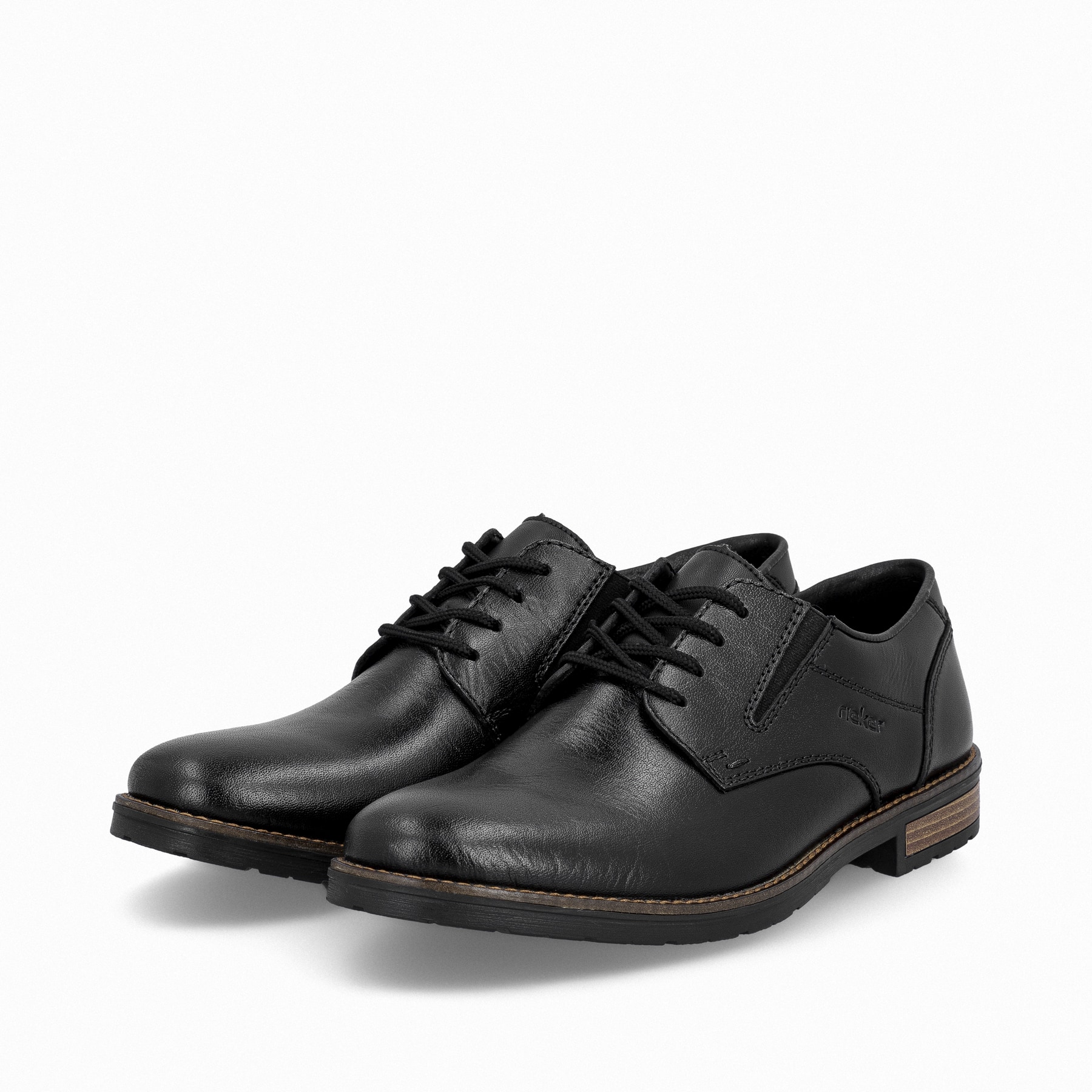Schwarze Rieker Herren Schnürschuhe 14621-00 aus Glattleder mit Komfortweite G. Schuhpaar seitlich schräg.