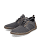 Graue Rieker Herren Slipper B5252-45 mit einem Gummizug sowie Komfortweite G 1/2. Schuhpaar seitlich schräg.