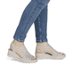 Beige Rieker Keilsandaletten 67465-62 mit Strasssteinen sowie einem Gummizug. Schuh am Fuß.