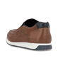 Braune Rieker Herren Slipper 11950-25 mit Gummizug sowie der Komfortweite G 1/2. Schuh von hinten.