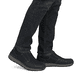 Mocassins Rieker noirs pour homme B9062-00 avec bande élastique. Chaussure au pied.
