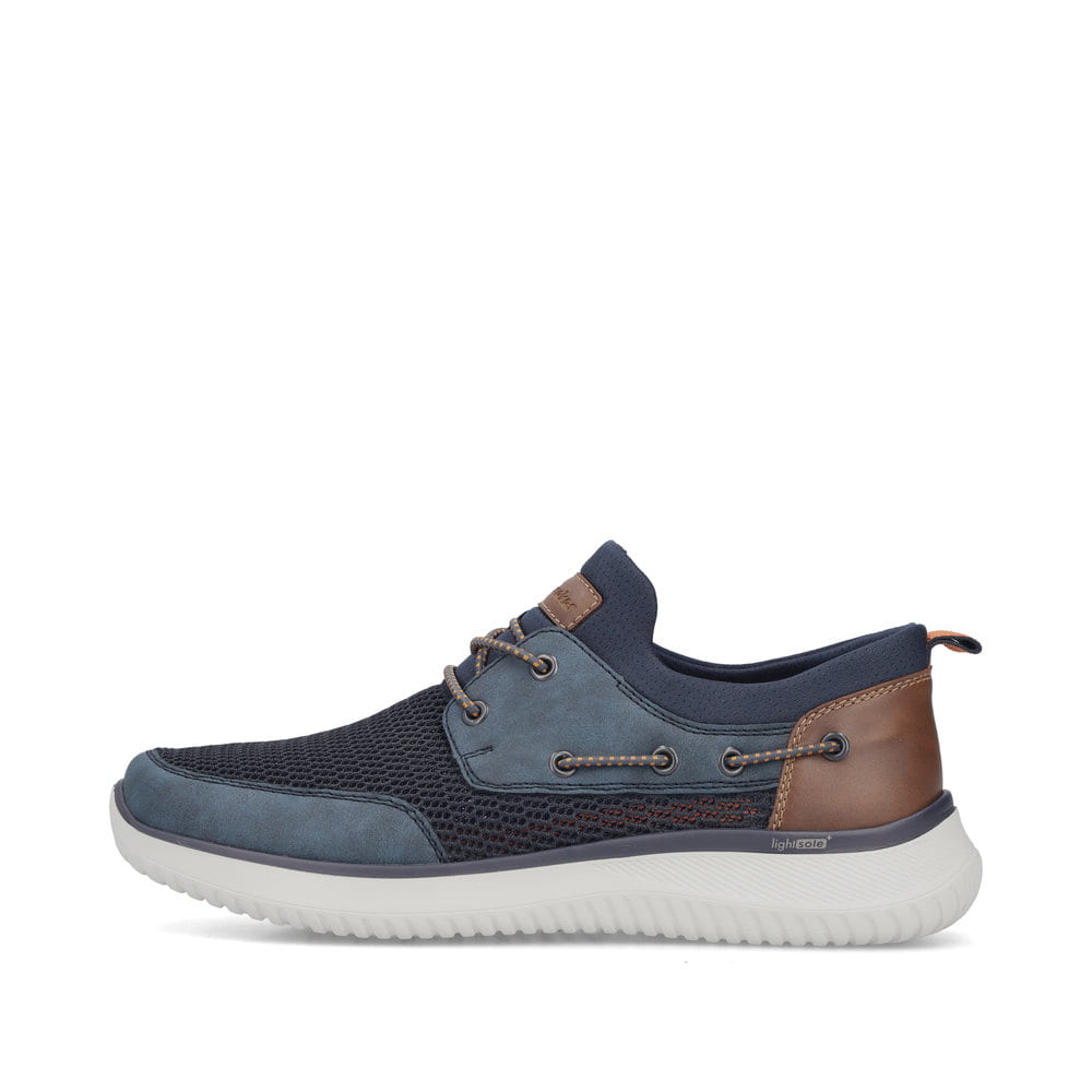Blaue Rieker Herren Slipper B9643-14 mit einem Gummizug sowie der Komfortweite G. Schuh Außenseite.