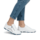 Weiße Rieker Damen Schnürschuhe 42424-80 mit runden Ziernähten. Schuh am Fuß.