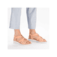 Pfirsichfarbene Rieker Keilsandaletten V0651-38 mit einem Elastikeinsatz. Schuh am Fuß.
