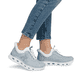 Blaue Rieker Damen Sneaker Low M6071-12 mit Gummizug sowie einer flexiblen Sohle. Schuh am Fuß.