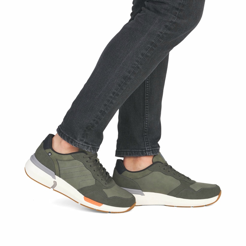 Grüne Rieker Herren Sneaker Low U1401-54 mit Schnürung sowie ultraleichter Sohle. Schuh am Fuß.