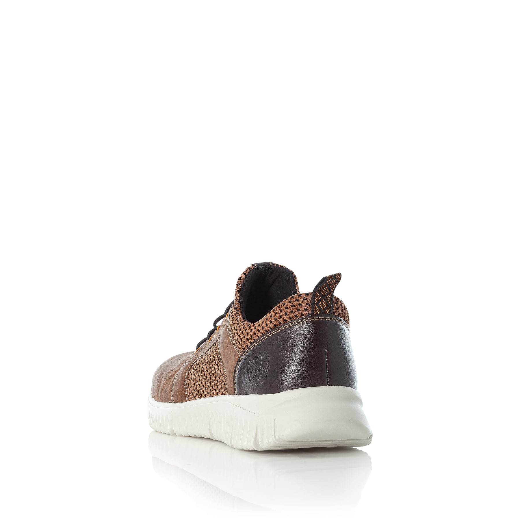 Braune Rieker Herren Slipper B7588-24 mit Gummizug sowie der Komfortweite G 1/2. Schuh von hinten.