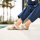 Graue Rieker Damen Pantoletten 60481-40 mit einem Klettverschluss. Schuh am Model.