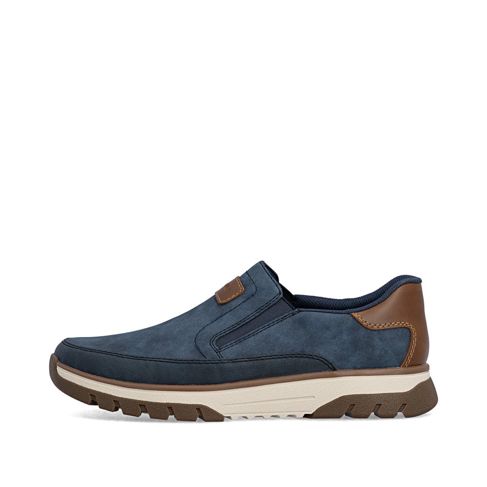 Blaue Rieker Herren Slipper B9350-15 mit einem Gummizug sowie der Extraweite H. Schuh Außenseite.