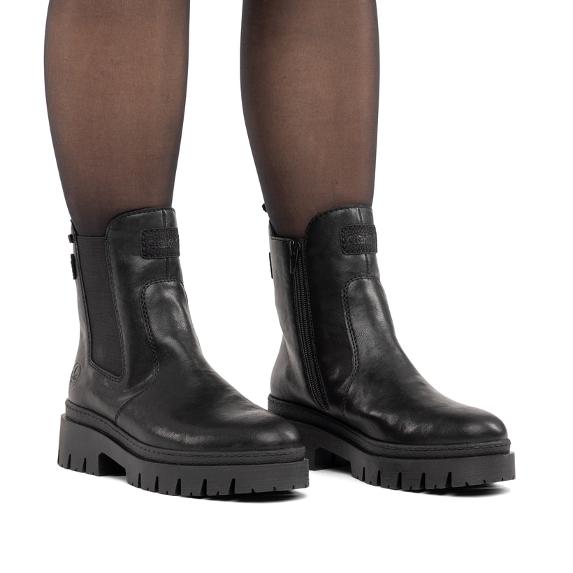 Schwarze Rieker Damen Chelsea Boots Z9460-00 mit wasserabweisender TEX-Membran. Schuh am Fuß.
