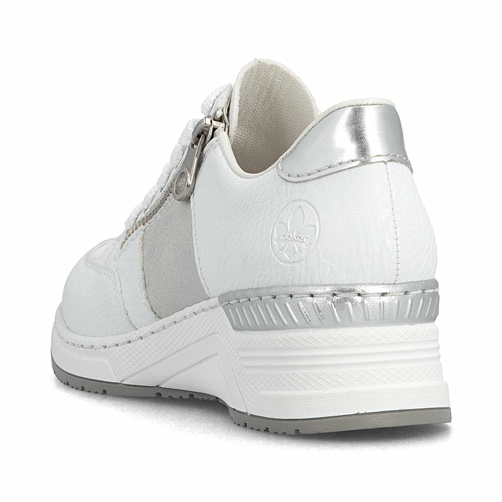 Weiße Rieker Damen Sneaker Low N4322-80 mit Reißverschluss sowie Komfortweite G. Schuh von hinten.