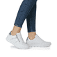 Weiße Rieker Damen Sneaker Low N1313-80 mit Reißverschluss sowie Extraweite H. Schuh am Fuß.