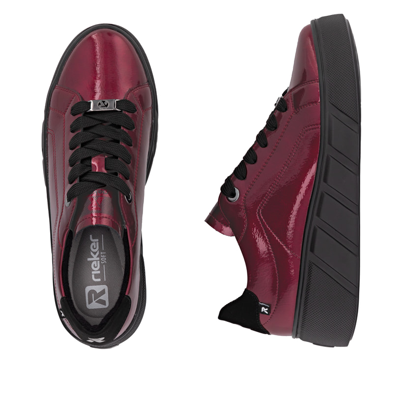 Kirschfarbene Rieker Damen Sneaker Low W2601-35 aus Lackleder. Schuh von oben, liegend.