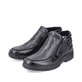
Glanzschwarze Rieker Herren Slipper 19972-00 mit einer schockabsorbierenden Sohle. Schuhpaar schräg.