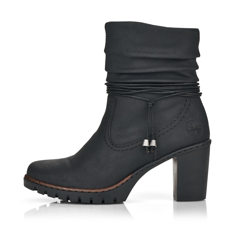 
Tiefschwarze Rieker Damen Stiefeletten Y2591-01 mit Reißverschluss sowie Blockabsatz. Schuh Außenseite
