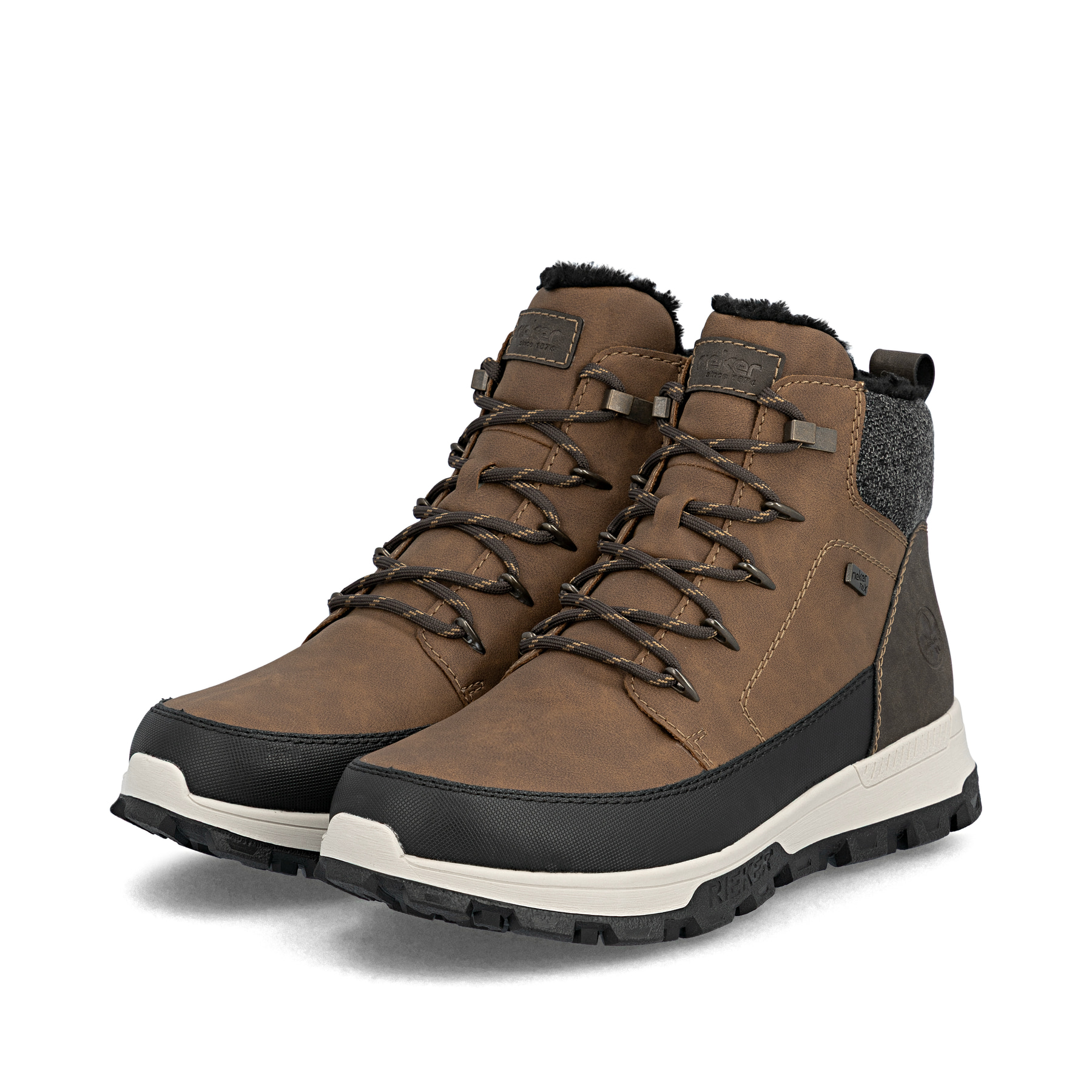 Karamellbraune Rieker Herren Schnürstiefel 35540-24 mit einer leichten Profilsohle. Schuhpaar schräg.
