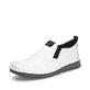 Weiße Rieker Herren Slipper 05450-80 mit einem Elastikeinsatz sowie Extraweite H. Schuh seitlich schräg.