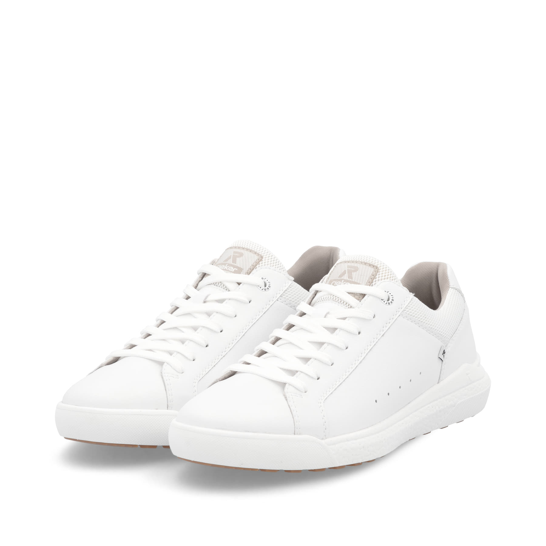 Baskets basses Rieker blanches homme U1100-80 en cuir lisse avec lacets. Chaussures inclinées sur le côté.