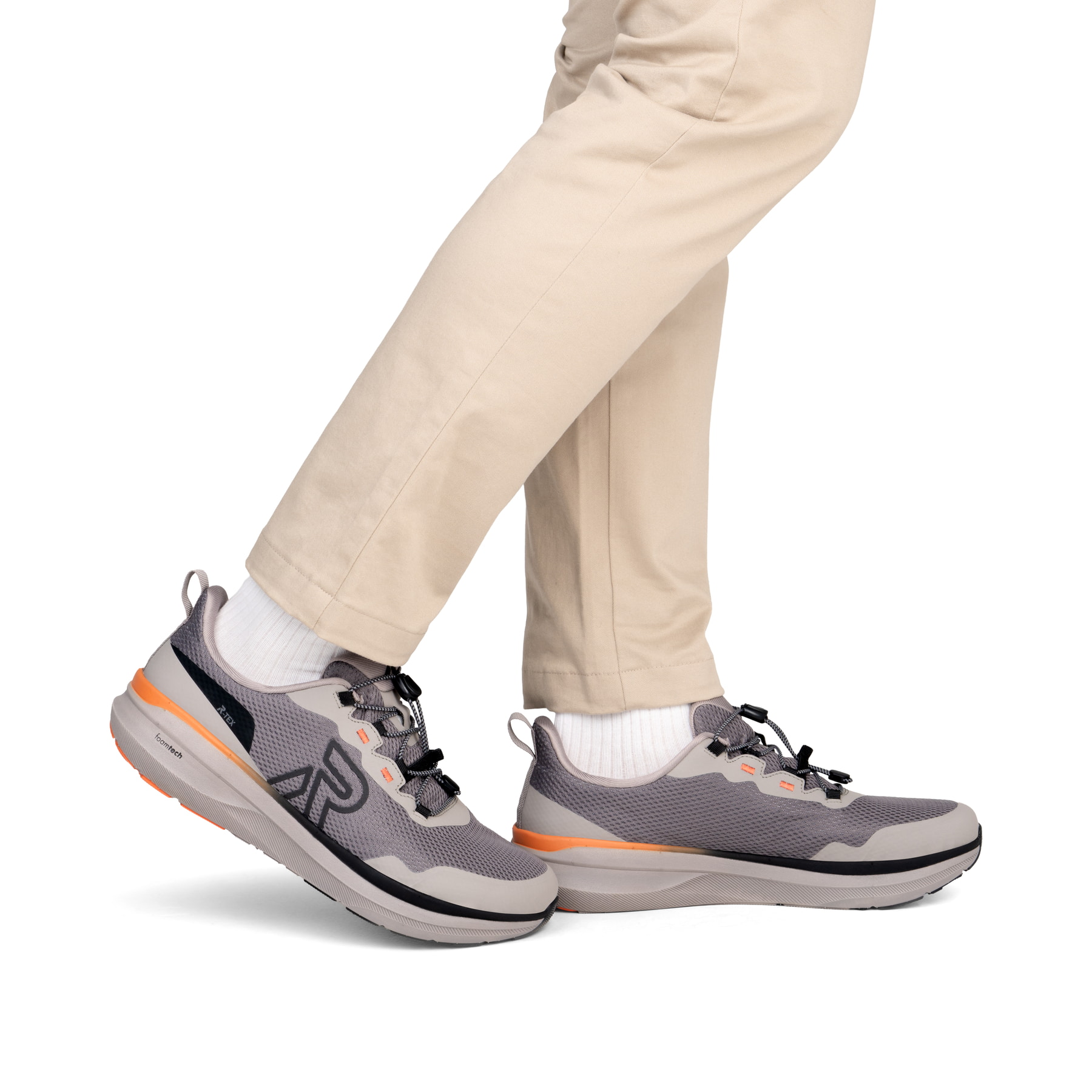 Graue Rieker Sport Herren Sneaker Low U4300-42. Schuh am Fuß.