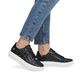 Schwarze Rieker Damen Sneaker Low W1204-01 mit einer Schnürung. Schuh am Fuß.